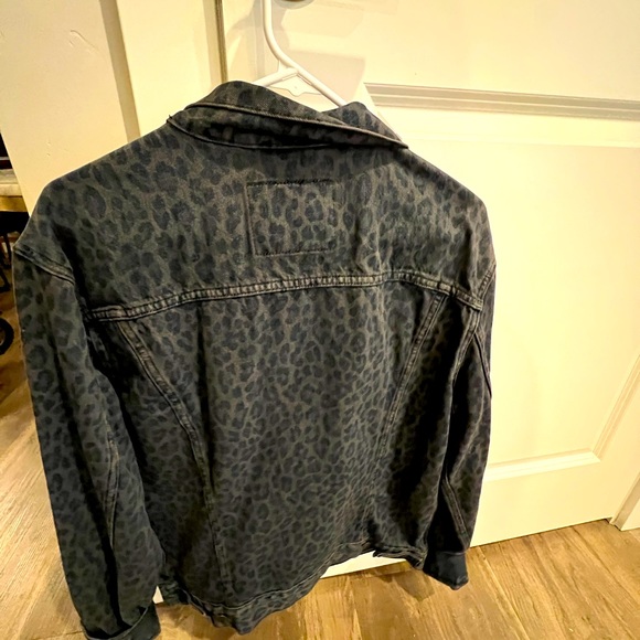 Levi’s Latge Cheetah Jean Jacket - Picture 2 of 3